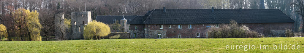 Detailansicht von Blick vom Heyder Feldweg auf Haus Heyden mit der Ruine der Wasserburg