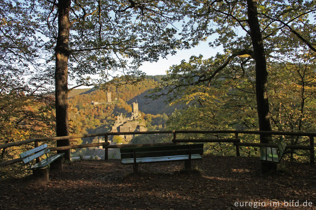 Detailansicht von Blick vom Lieserpfad / Eifelsteig auf die Oberburg und Niederburg, Manderscheid