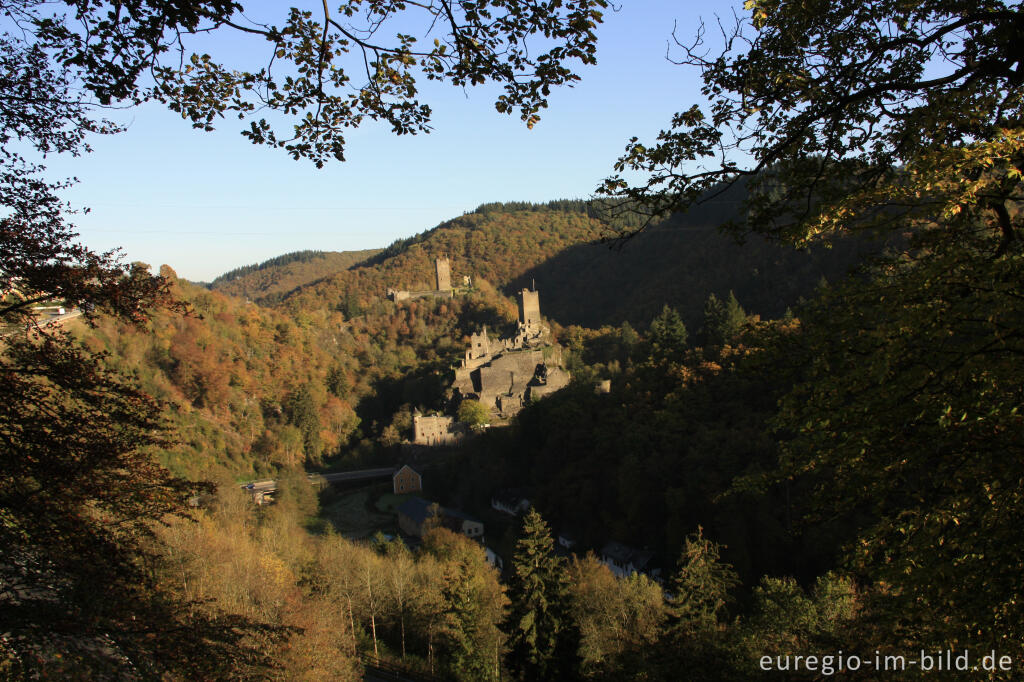 Detailansicht von Blick vom Lieserpfad / Eifelsteig auf die Oberburg und Niederburg, Manderscheid