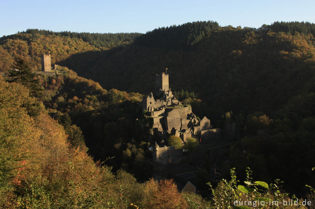 Detailansicht von Blick vom Lieserpfad / Eifelsteig auf die Oberburg und Niederburg, Manderscheid