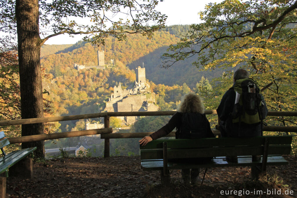 Detailansicht von Blick vom Lieserpfad / Eifelsteig auf die Oberburg und Niederburg, Manderscheid