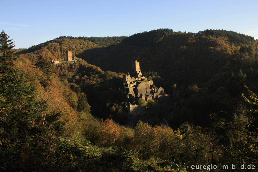 Detailansicht von Blick vom Lieserpfad / Eifelsteig auf die Oberburg und Niederburg, Manderscheid