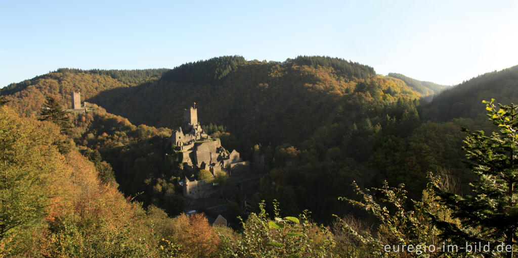 Blick vom Lieserpfad / Eifelsteig auf die Oberburg und Niederburg, Manderscheid