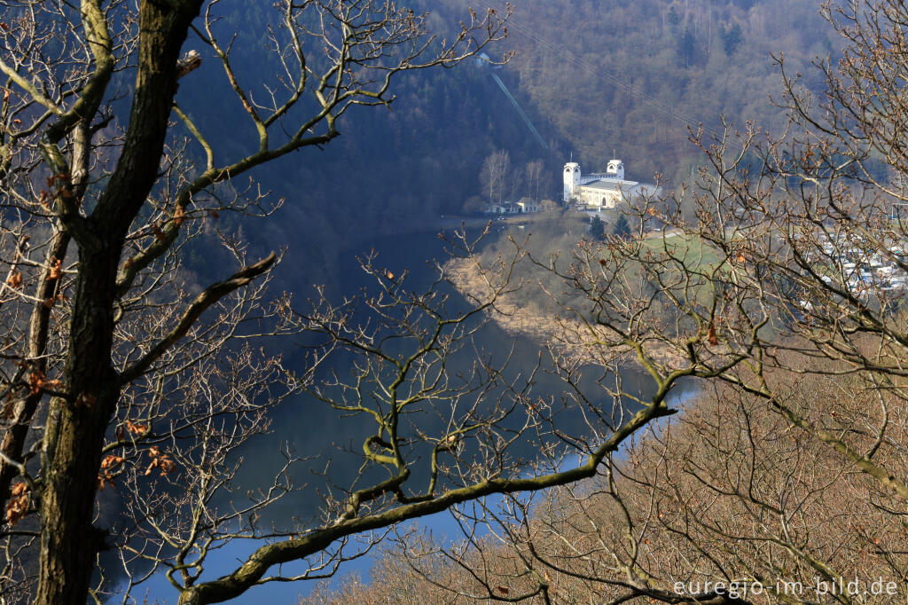 Detailansicht von Blick vom Meuchelberg auf das Kraftwerk Heimbach und das Staubecken Heimbach 