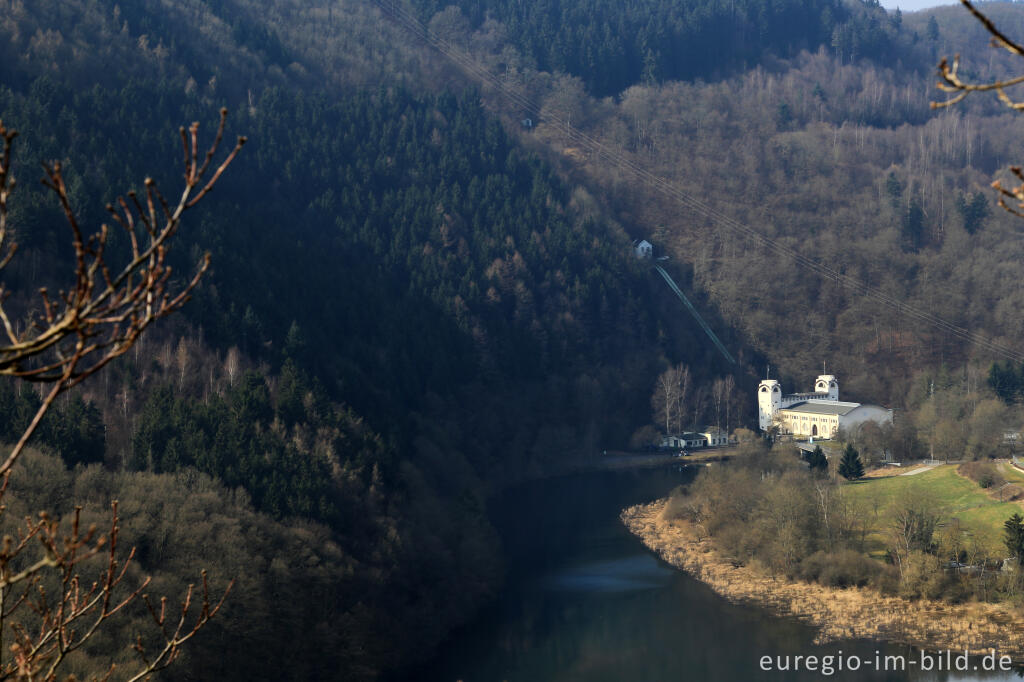 Detailansicht von Blick vom Meuchelberg auf das Kraftwerk Heimbach und das Staubecken Heimbach 