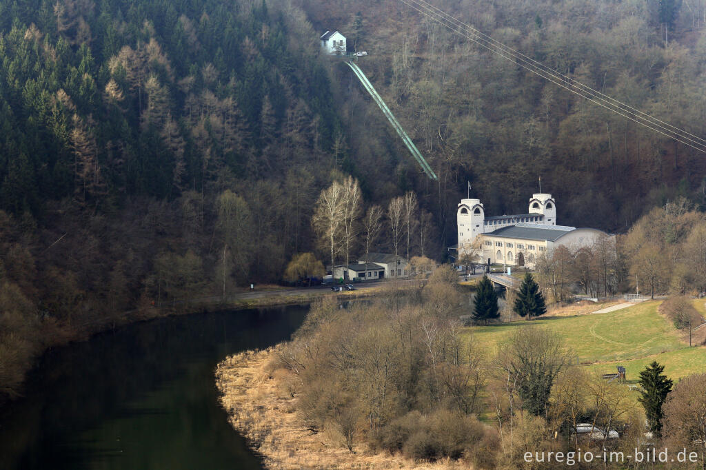 Detailansicht von Blick vom Meuchelberg auf das Kraftwerk Heimbach und das Staubecken Heimbach 