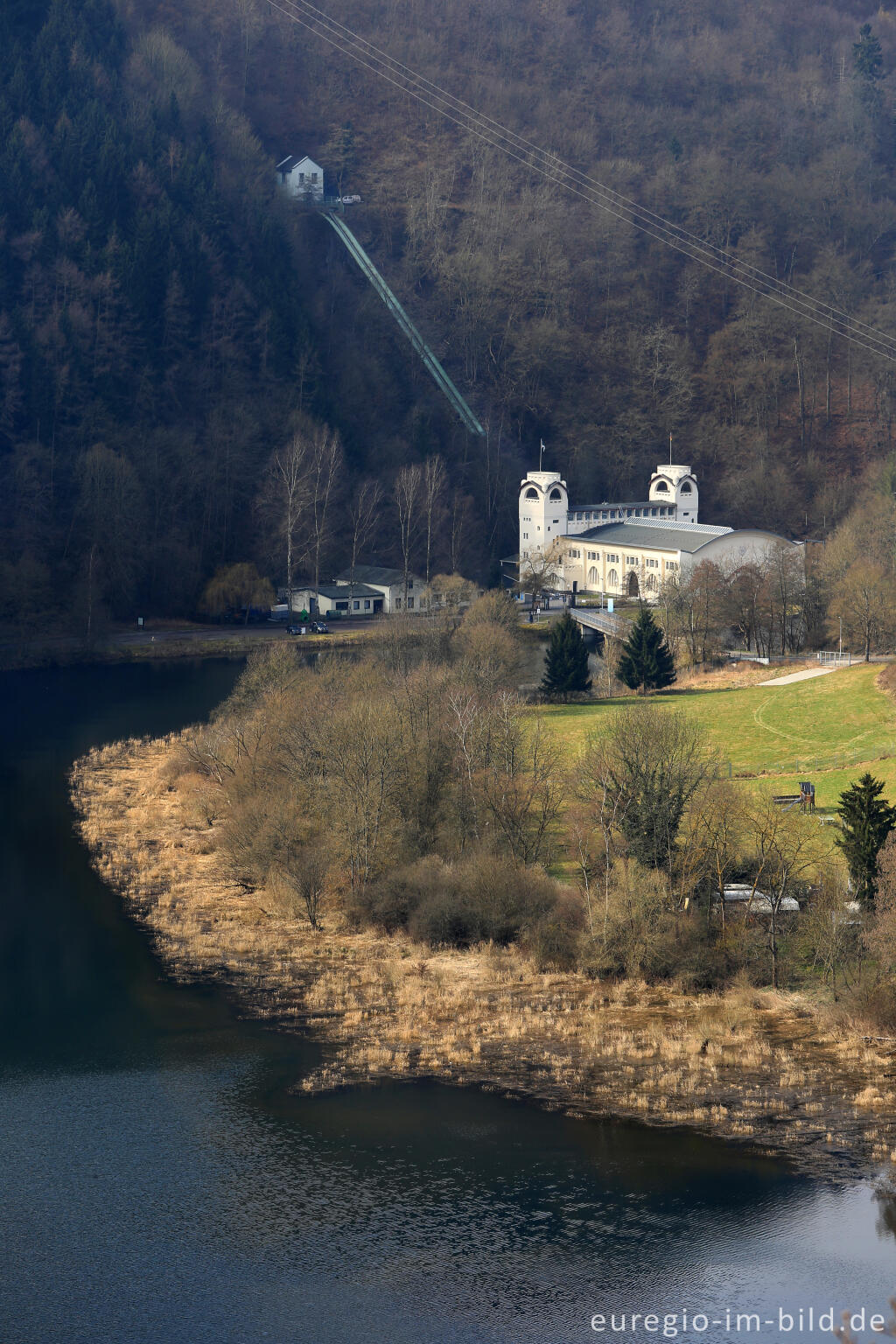 Detailansicht von Blick vom Meuchelberg auf das Kraftwerk Heimbach und das Staubecken Heimbach 