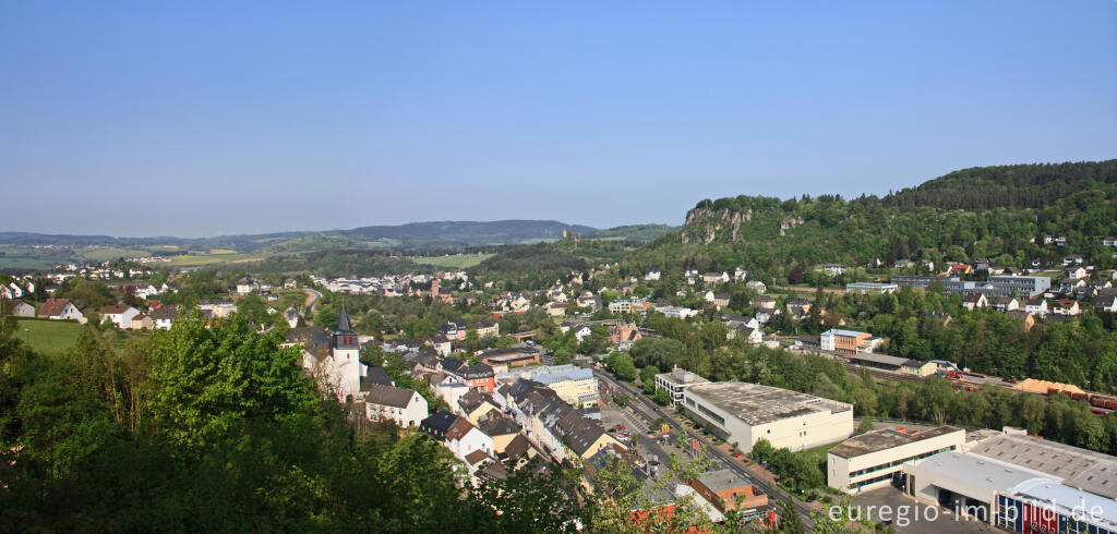 Blick von der Ruine Löwenburg auf Gerolstein und das Kylltal, Panoramafoto