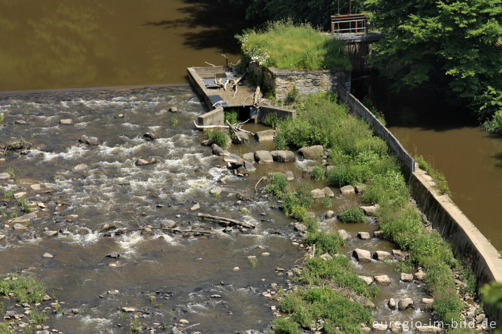 Detailansicht von Blocksteinrampe mit Fischpass bei der Rellesmühle im Ourtal