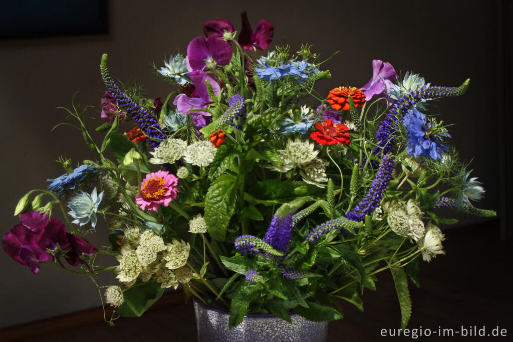 Detailansicht von Blumenstrauß für den Monat Juli