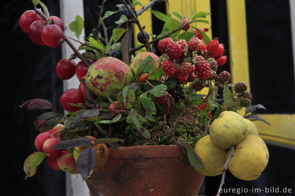 Blumenstrauß für Oktober mit Zierapfel, Hagebutten, Schlehen, Brombeeren, Moos und Zierquitte