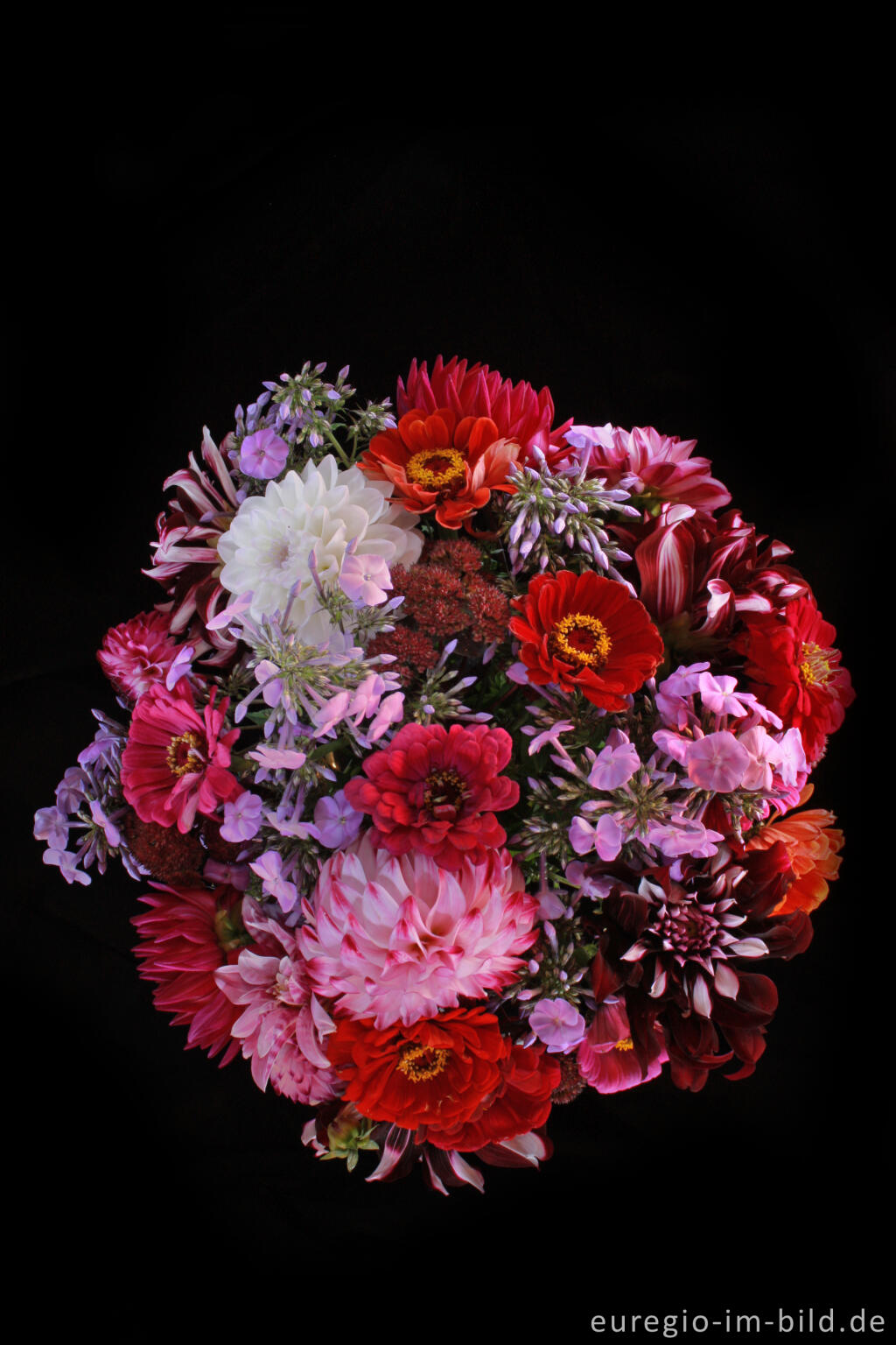 Detailansicht von Blumenstrauß mit Dahlien, Zinnien, Phlox und Fetthenne