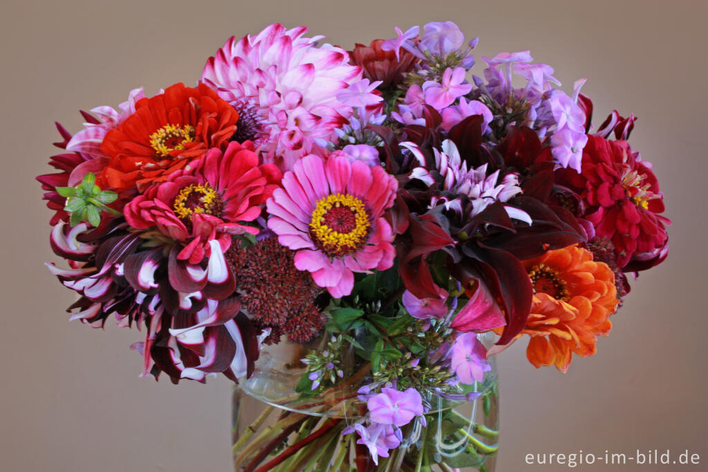 Detailansicht von Blumenstrauß mit Dahlien, Zinnien, Phlox und Fetthenne