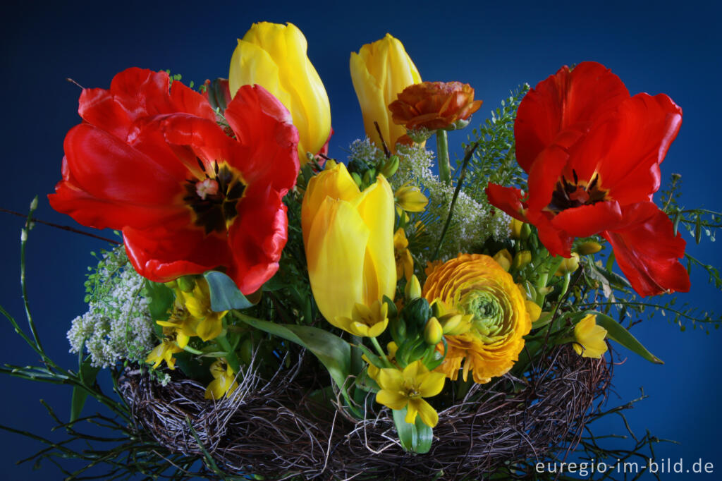 Detailansicht von Blumenstrauß mit roten Tulpen von Ulrike Hager für den Monat April