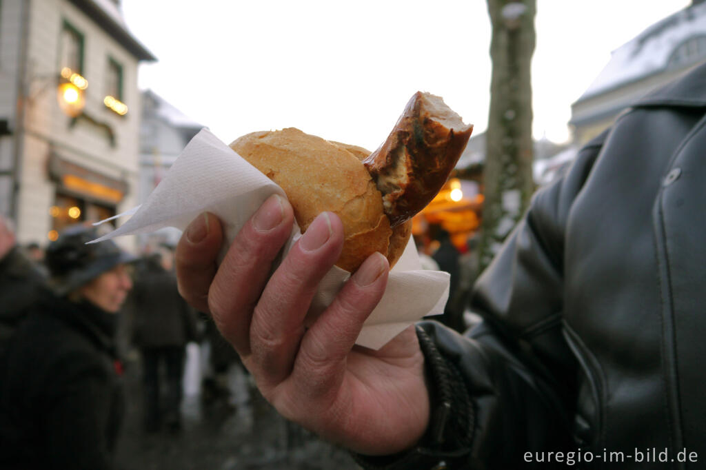 Detailansicht von Bratwurst mit Brötchen, Weihnachtsmarkt in Monschau
