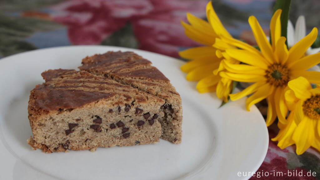 Detailansicht von Bretonischer Buchweizenkuchen mit Schokoladenstückchen