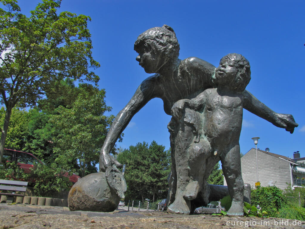 Detailansicht von Bronzefiguren, Herzogenrath, Klosterrartherstraße