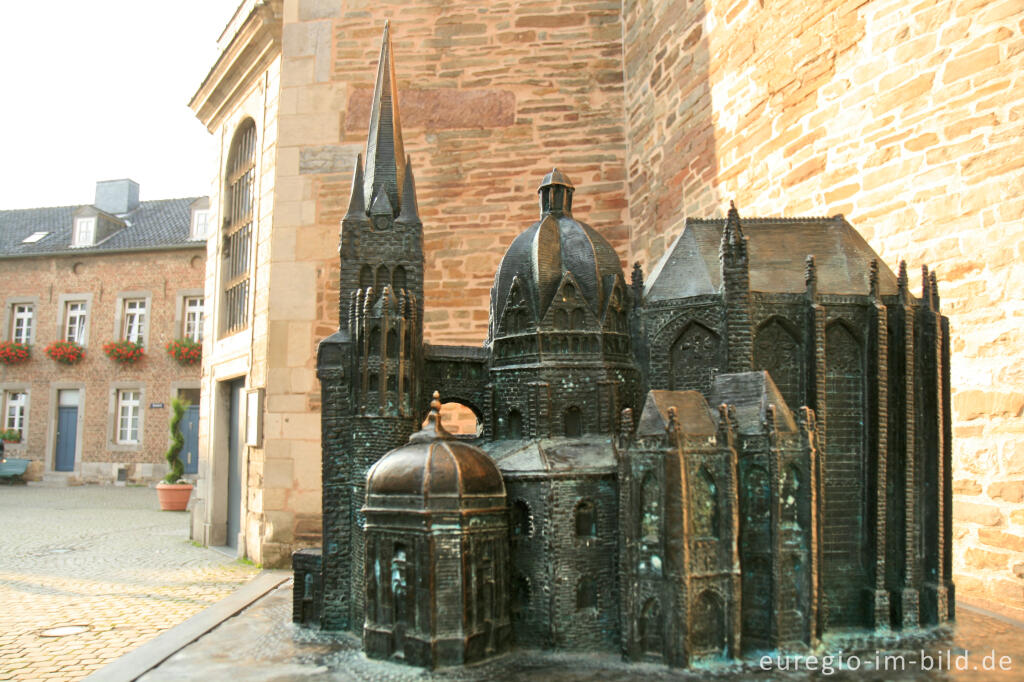 Detailansicht von Bronzemodell des Aachener Doms