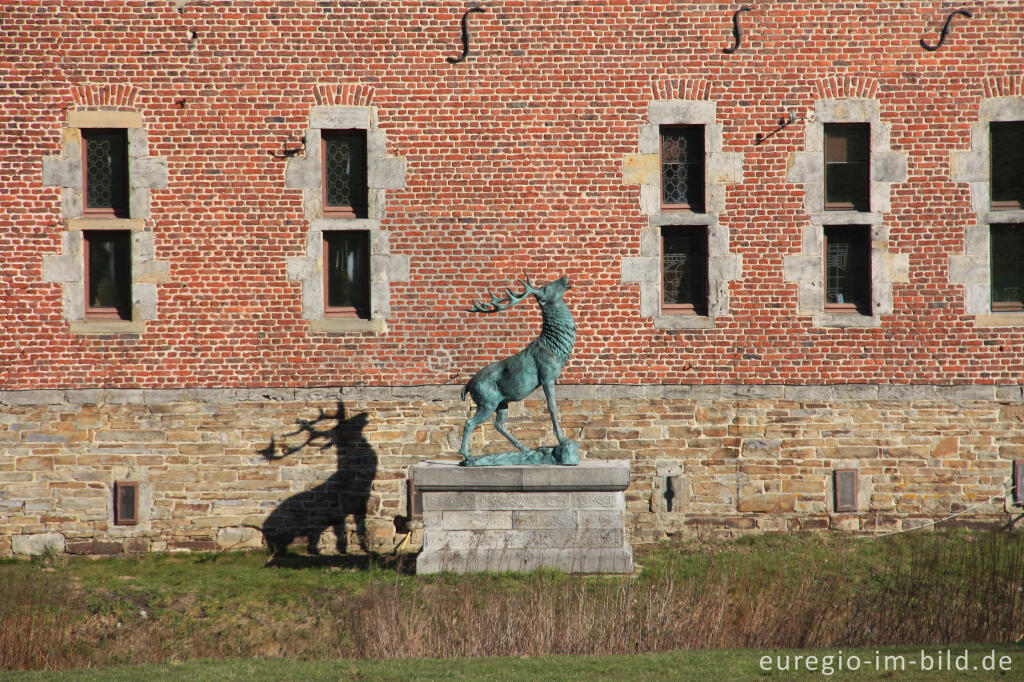 Detailansicht von Bronzestatue eines röhrenden Hirsches vor dem Château de Beusdael