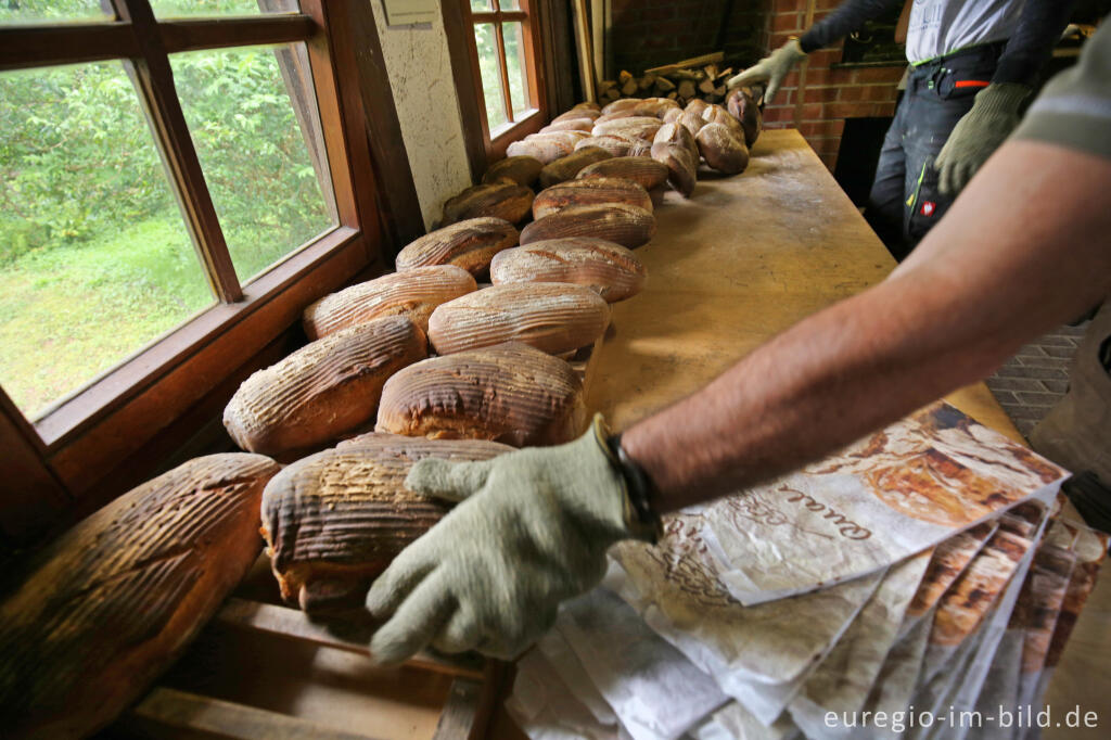 Detailansicht von Brotbacken im Backes in Erkensruhr