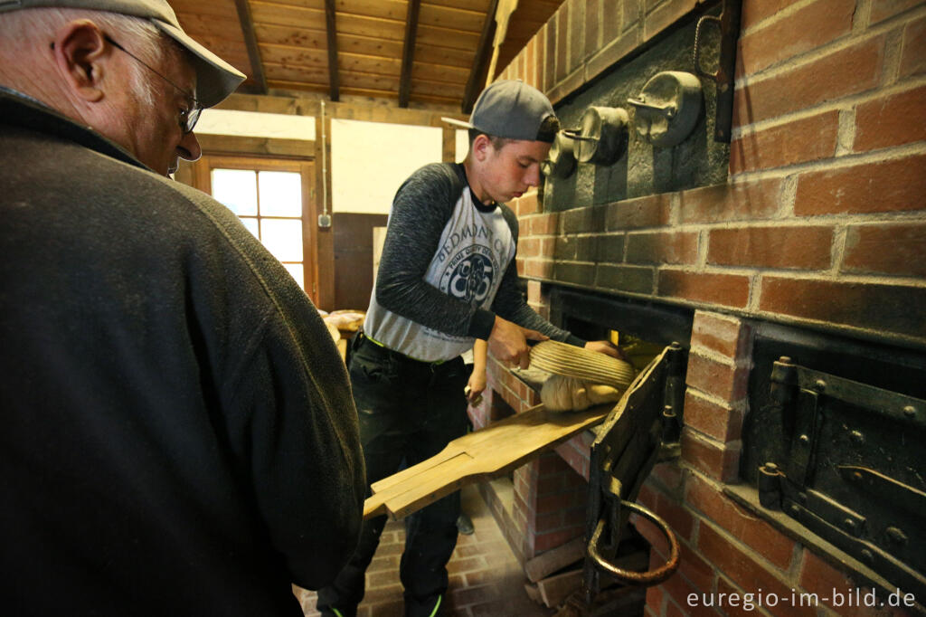 Detailansicht von Brotbacken im Backes in Erkensruhr