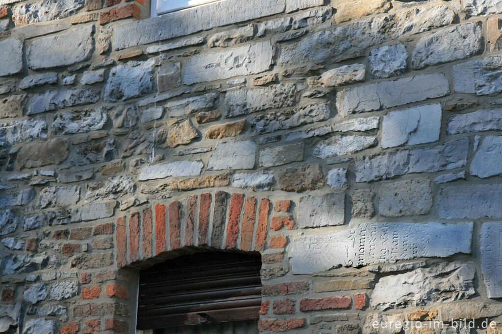 Detailansicht von Bruchsteinhaus aus recyckelten Steinen, Kornelimünster