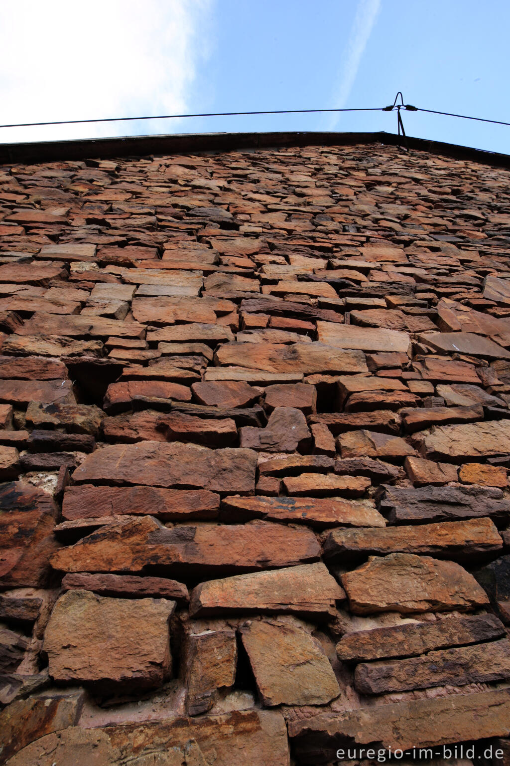 Detailansicht von Bruchsteinmauer an einem Haus in Katzvey bei Mechernich