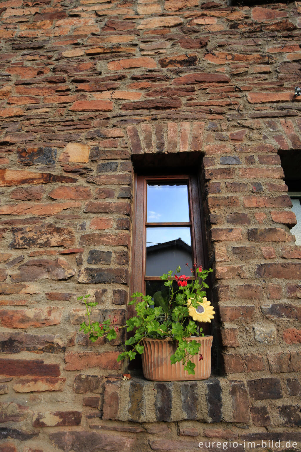 Detailansicht von Bruchsteinmauer an einem Haus in Katzvey bei Mechernich