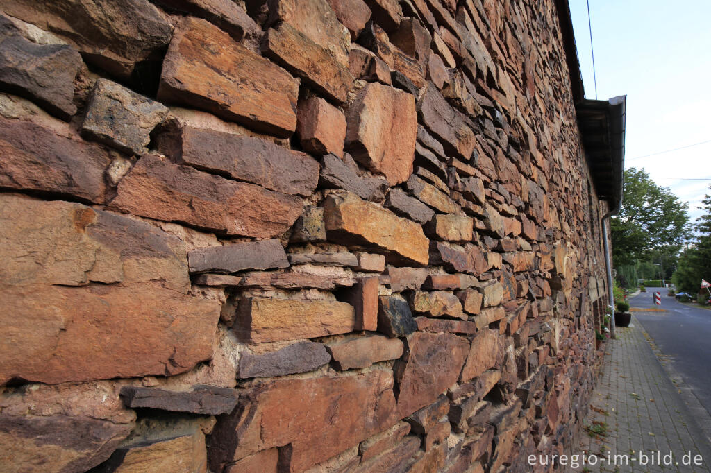 Detailansicht von Bruchsteinmauer an einem Haus in Katzvey bei Mechernich