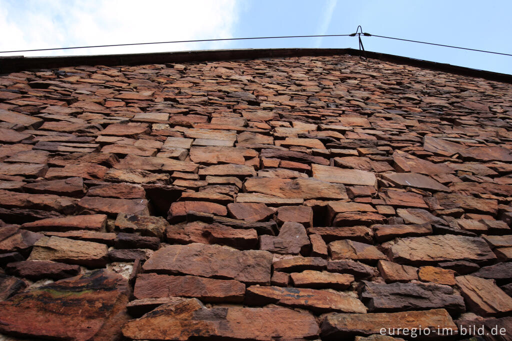 Detailansicht von Bruchsteinmauer an einem Haus in Katzvey bei Mechernich