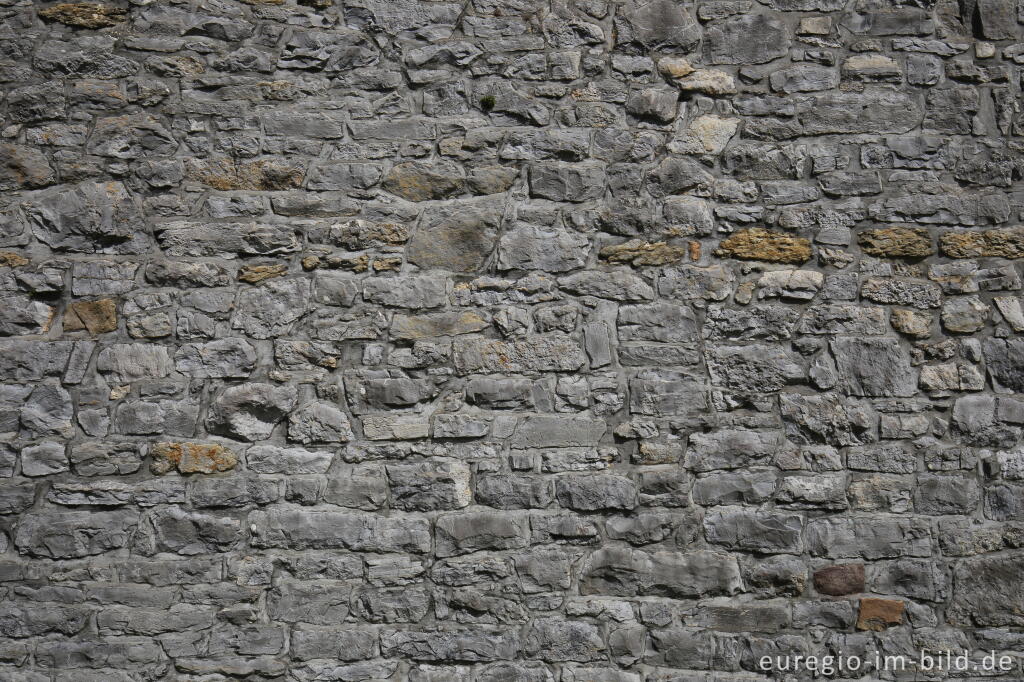 Detailansicht von Bruchsteinmauer in Raeren, Belgien