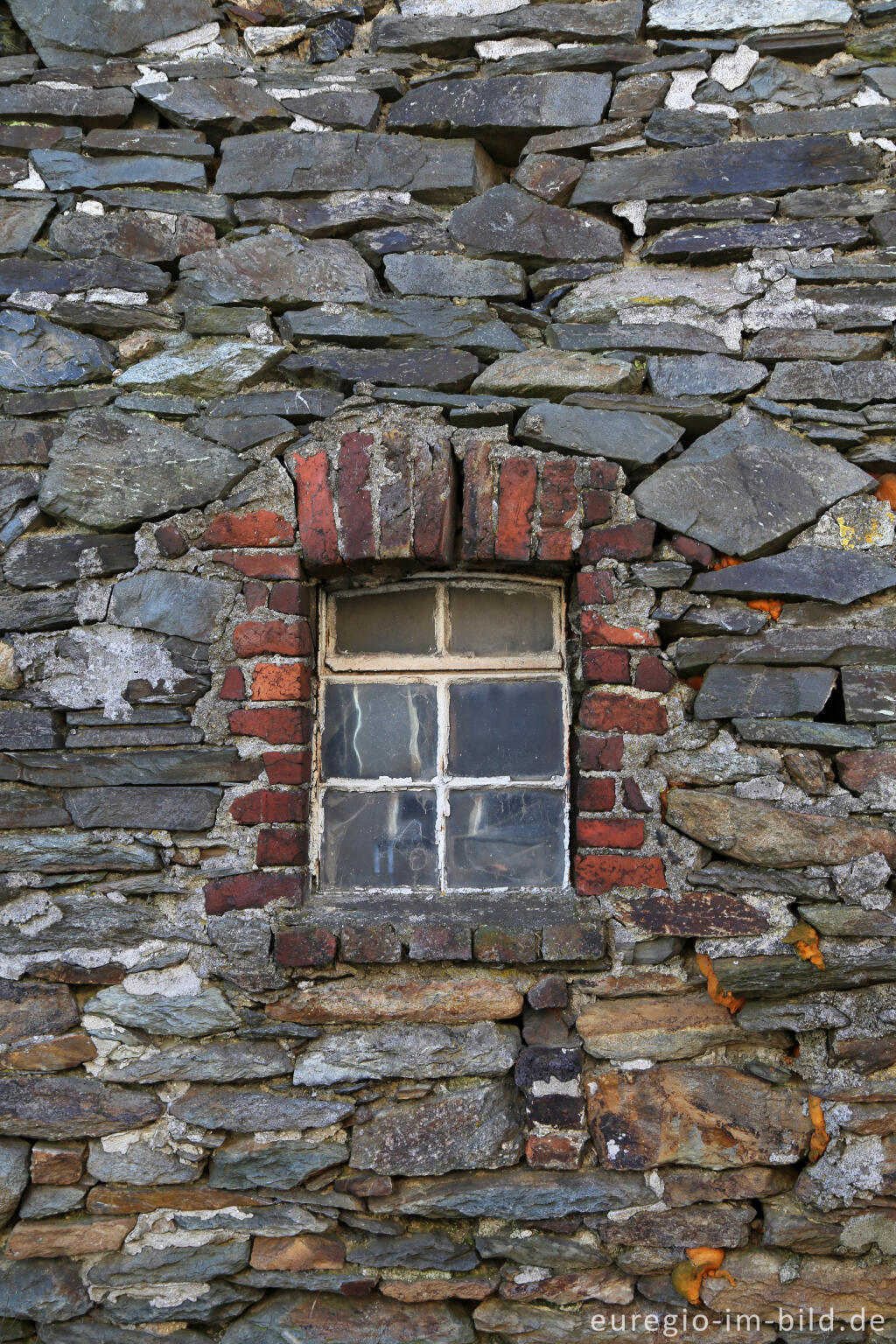 Detailansicht von Bruchsteinmauer mit Fenster, Kirchstraße 47a, Lammersdorf