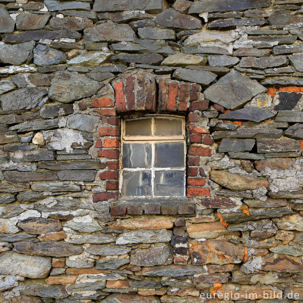 Detailansicht von Bruchsteinmauer mit Fenster, Kirchstraße 47a, Lammersdorf