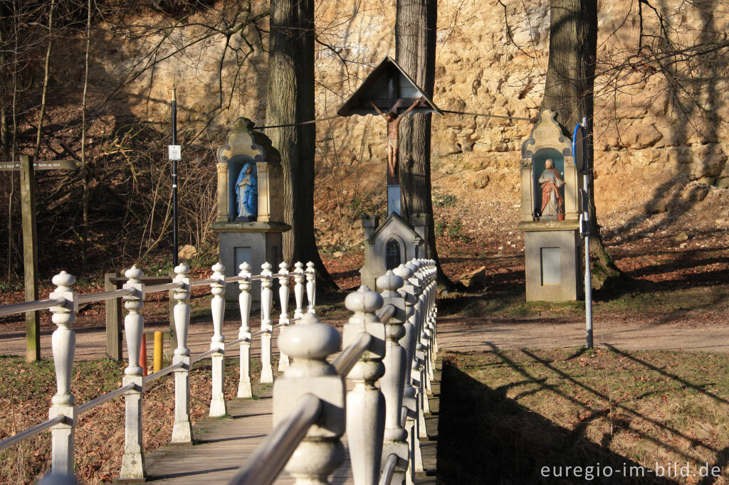 Detailansicht von Brücke und die "Drie Beeldjes" im Geultal bei Oud Valkenburg