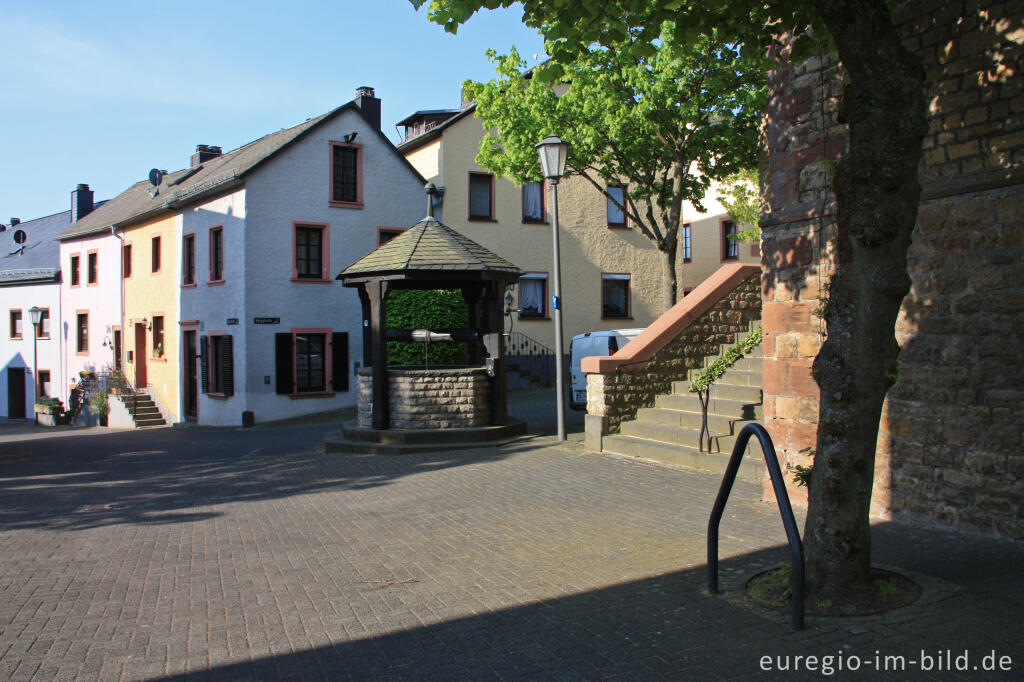 Detailansicht von Brunnen auf dem Graf Mirbach Platz, Hillesheim in der Vulkaneifel