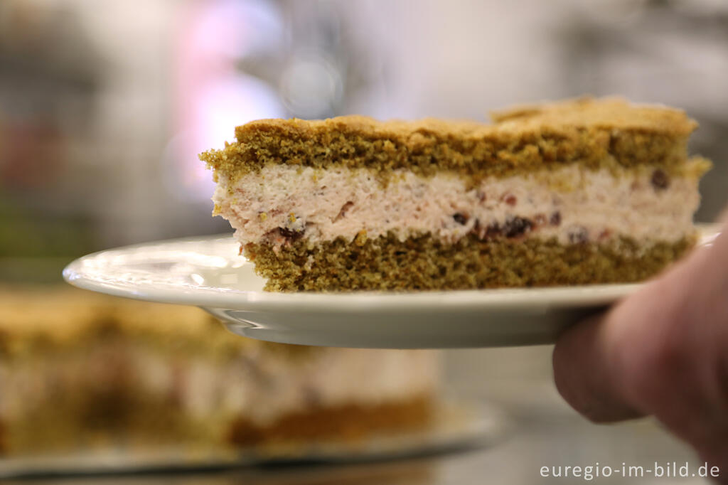 Detailansicht von Buchweizentorte mit Schlagsahne und Preiselbeeren