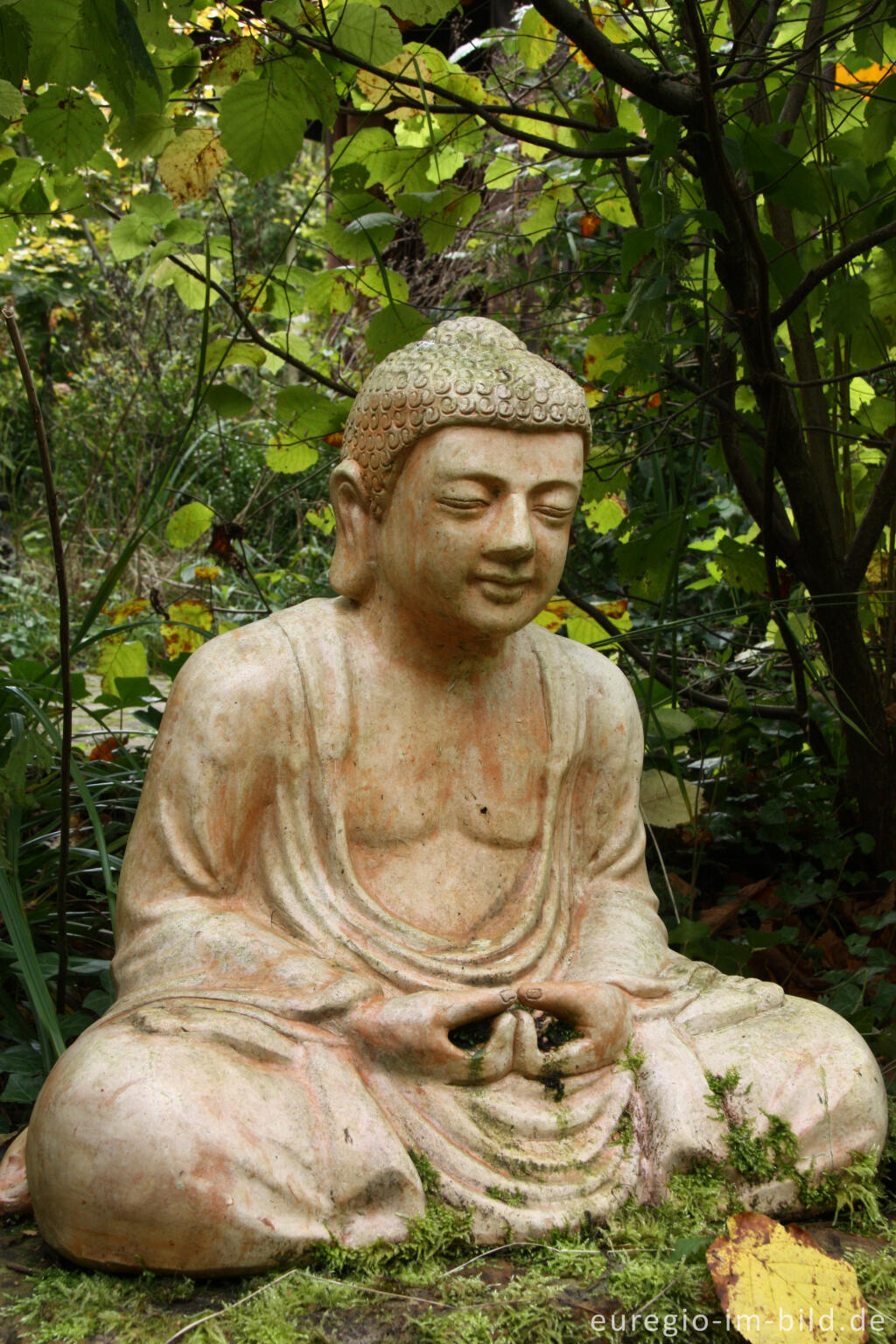 Detailansicht von Buddhastatue im Hospizgarten, Hortus Dialogus