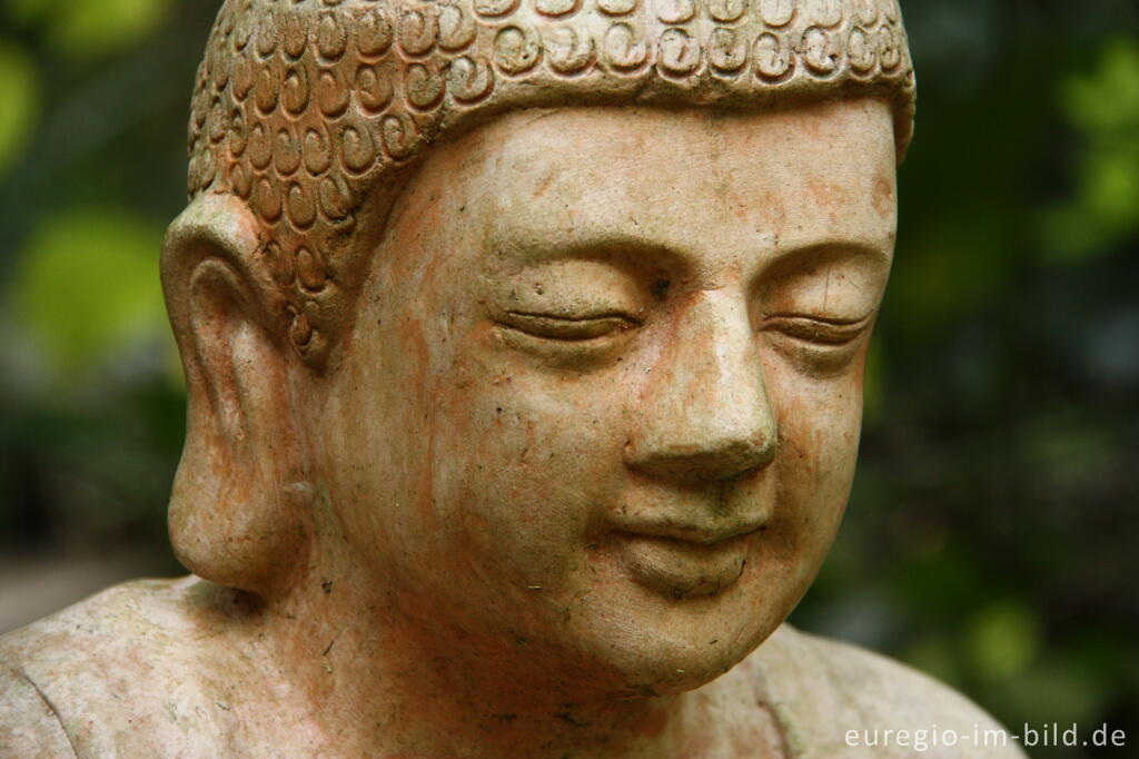 Detailansicht von Buddhastatue im Hospizgarten, Hortus Dialogus