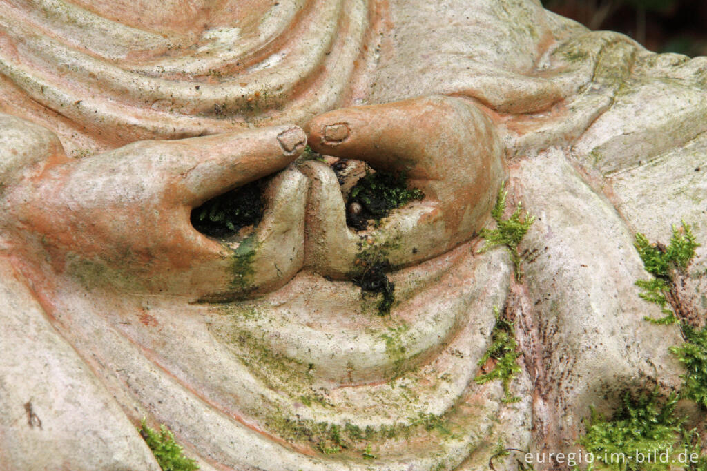 Detailansicht von Buddhastatue im Hospizgarten, Hortus Dialogus