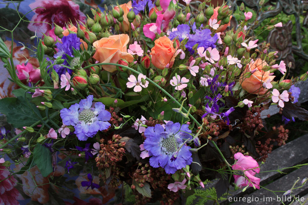 Detailansicht von Bunter Blumenstrauß für den Monat Juni