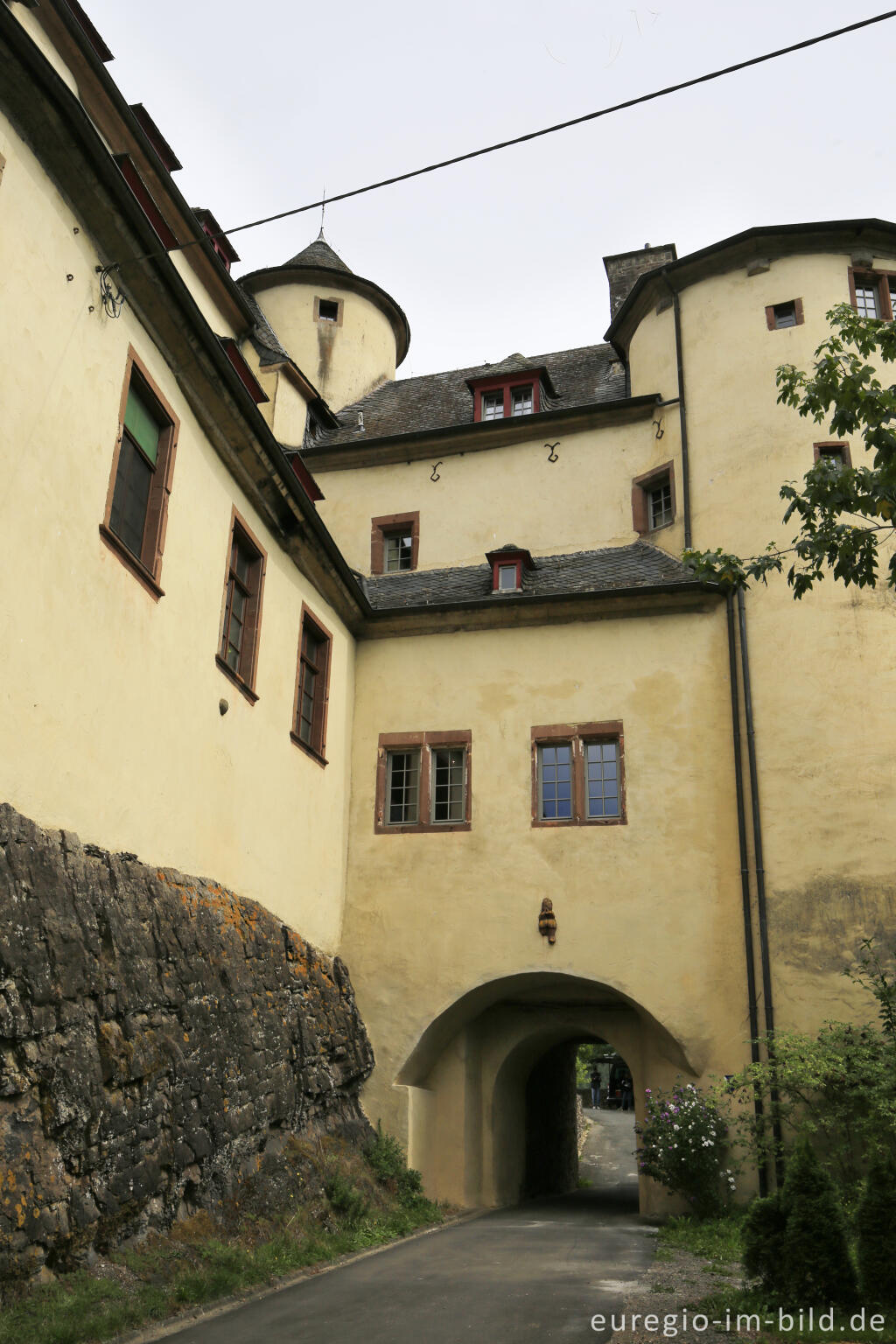 Detailansicht von Burg Neuerburg, Torburg mit Durchfahrt und Flankierungsturm