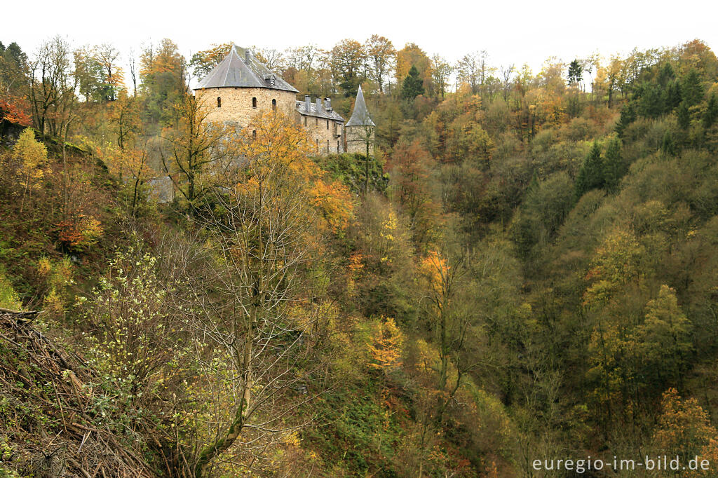 Detailansicht von Burg Reinhardstein (Château de Reinhardstein) und das Tal der Warche