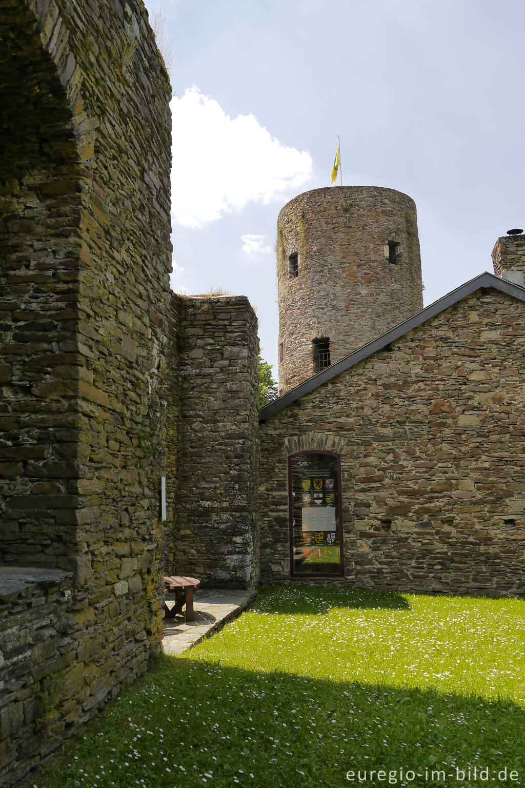 Detailansicht von Burg Reuland in Ostbelgien