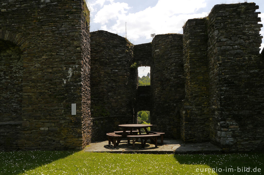 Burg Reuland in Ostbelgien