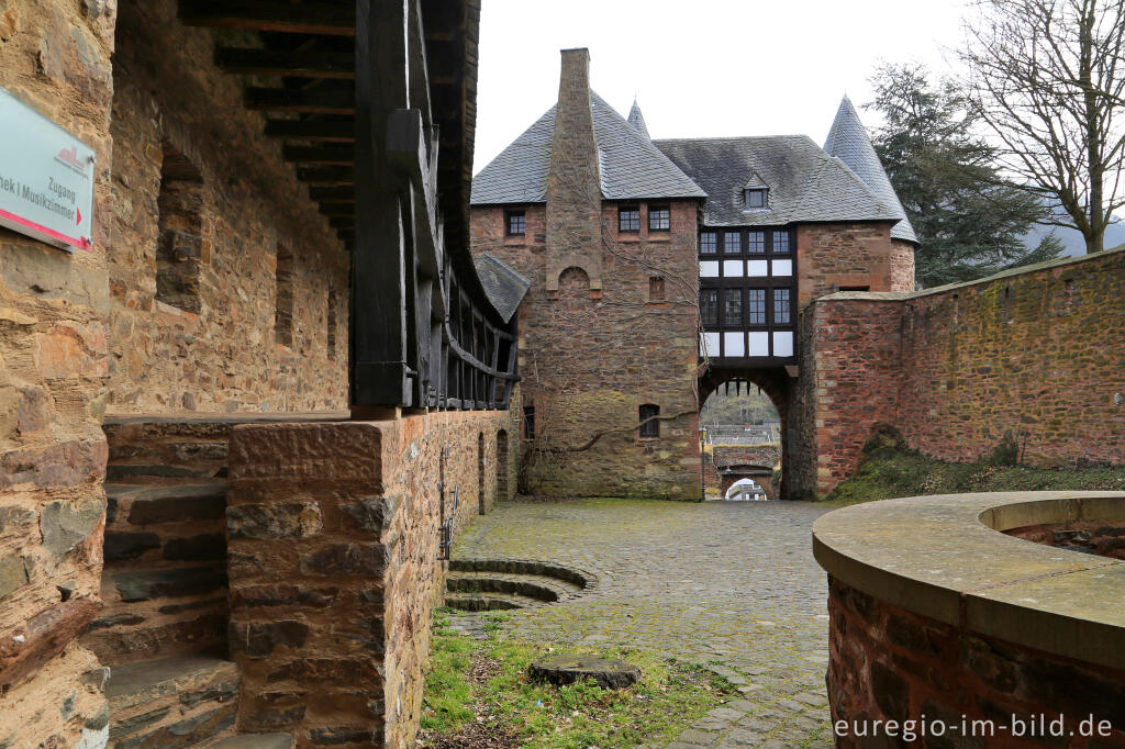 Detailansicht von Burghof, Burg Hengebach, Heimbach