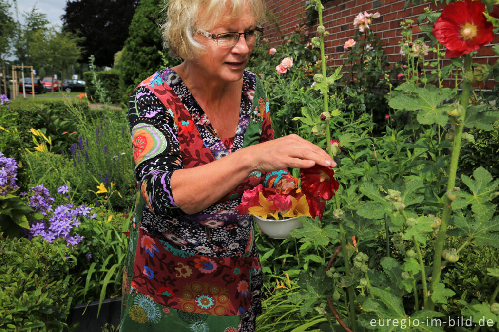 Detailansicht von Dagmar Peters-Groth im Vorgarten