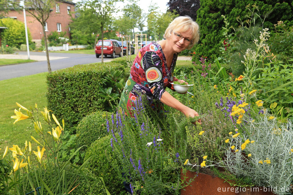 Detailansicht von Dagmar Peters-Groth im Vorgarten