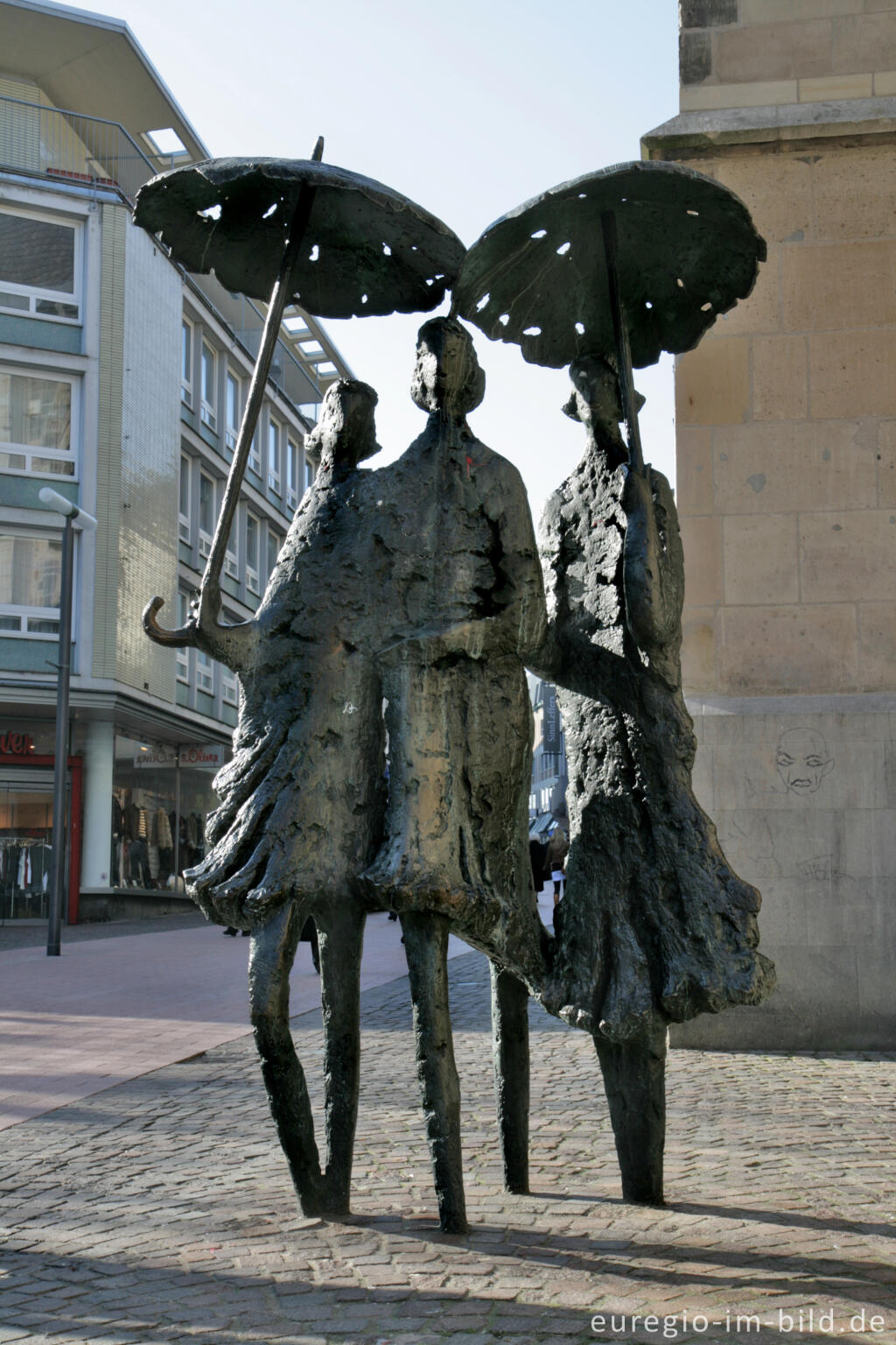 Detailansicht von Damen mit Regenschirm 