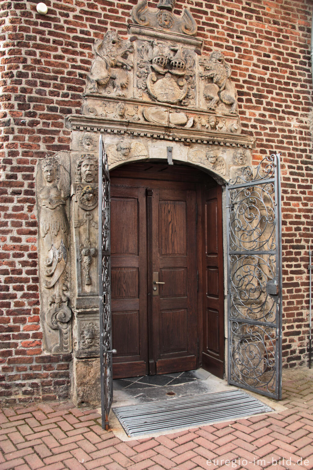 Detailansicht von Das Renaissanceportal  der Kirche St. Heinrich in Aachen-Horbach