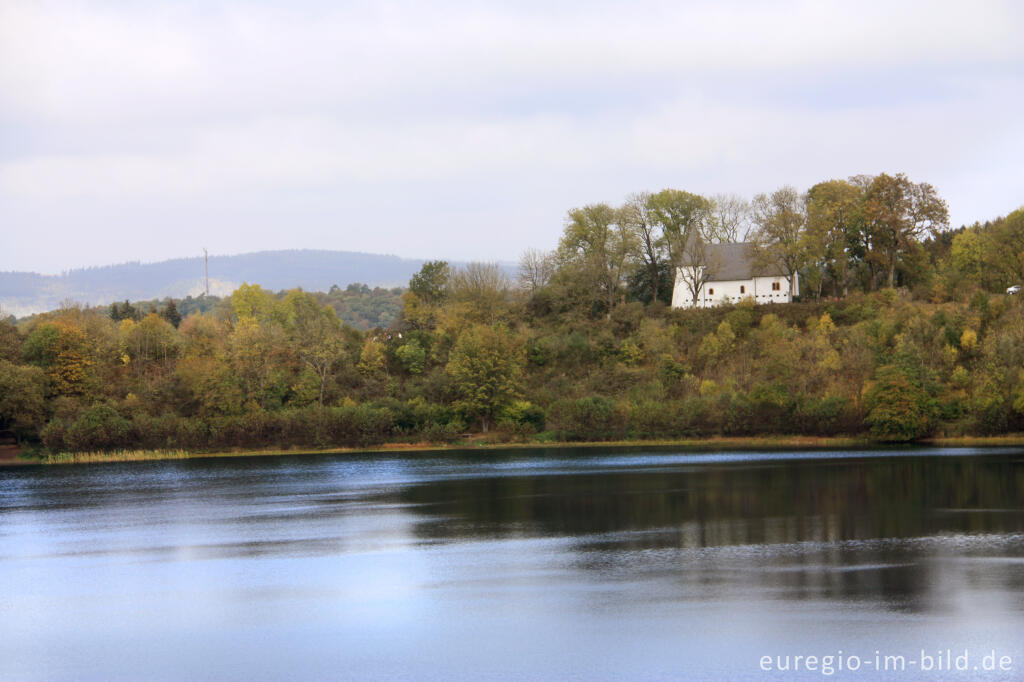 Detailansicht von Das Weinfelder Kirchlein am Weinfelder Maar, Vulkaneifel 